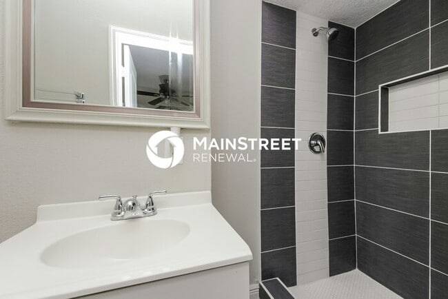 Building Photo - 4 Bedroom Pet-Friendly Home in ORLANDO, FL with Main Street Renewal
