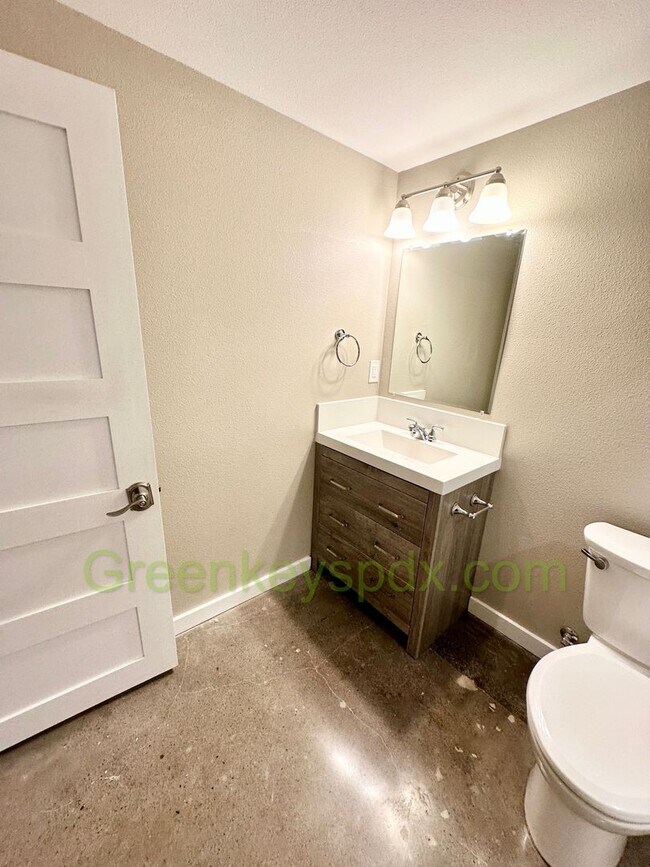 Building Photo - Huge Gorgeous 5 Bedroom 4 Bath Unit in SW ...