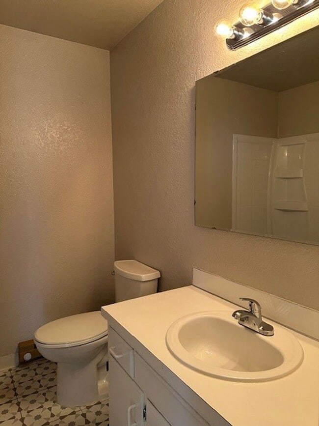 Building Photo - 2BED, 1BATH IN JEWEL LAKE AREA |LAUNDRY IN UNIT!!!