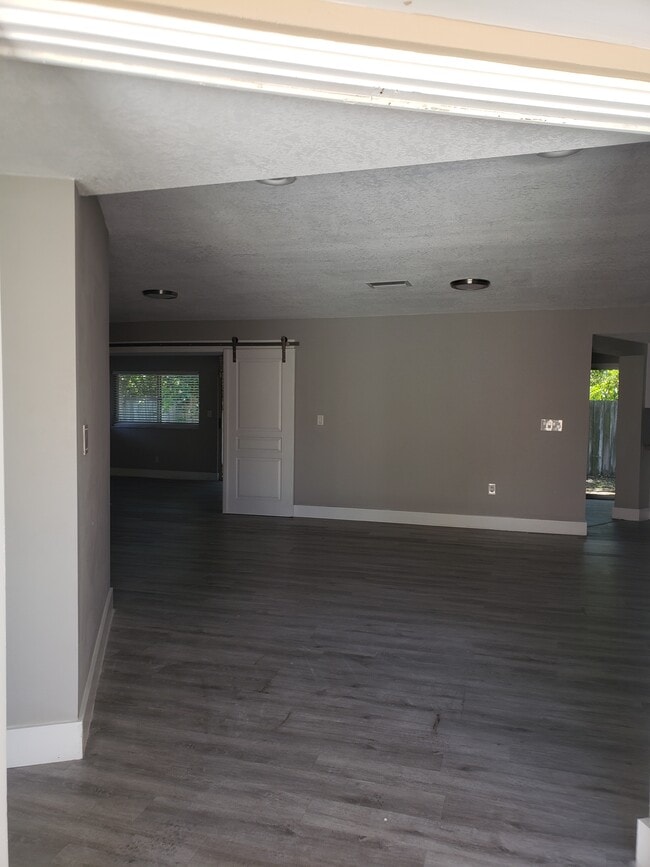 Building Photo - 8060 Canterbury Cir