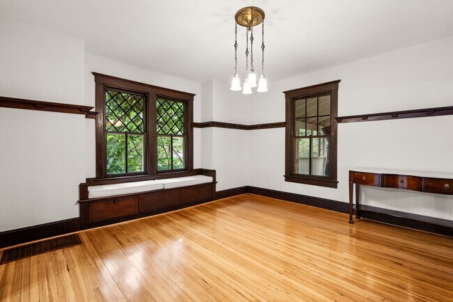 Building Photo - 4 Bed 3.5 bath - Kensington Victorian - Mo...