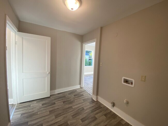 Building Photo - 1303 S Hart Ave