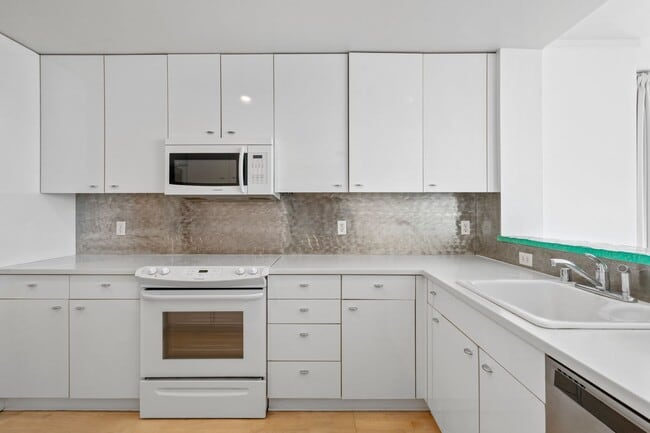 Building Photo - Light Filled 2 Bed, 2 Bath South Beach Por...