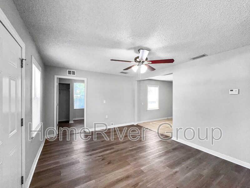 Building Photo - 3110 W Hartnett Ave