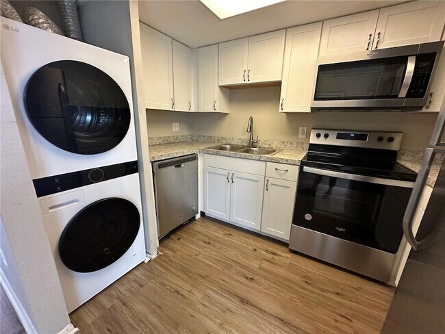 Building Photo - 6060 Village Cir S