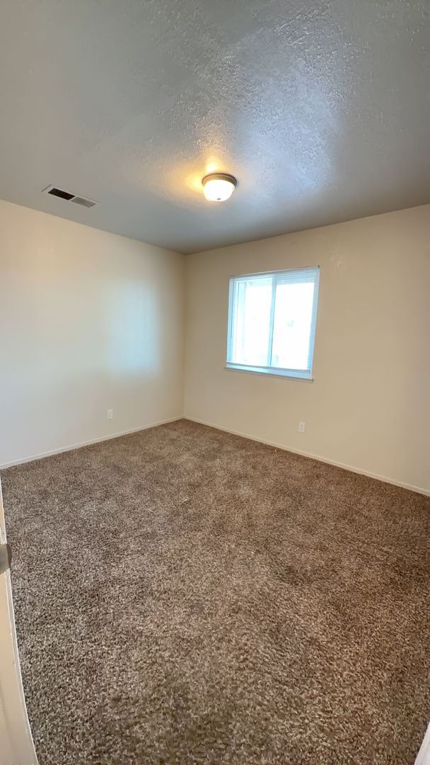 Building Photo - 2646 Pinedale #2 3 bed 1.5 bath Condo