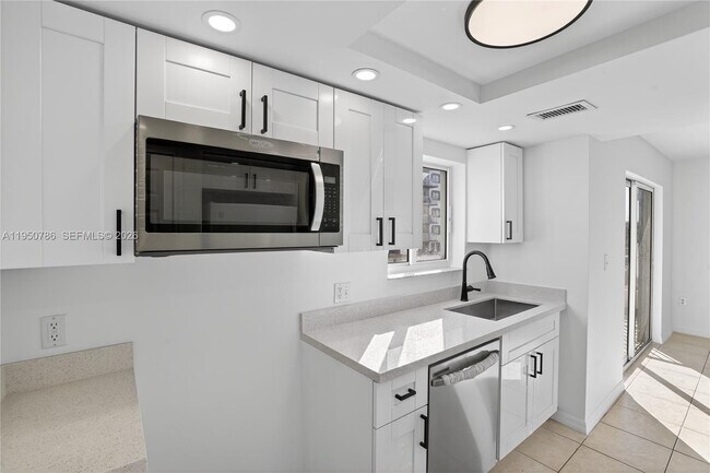 Building Photo - 2475 NW 16th St Rd