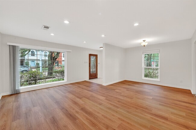 Building Photo - 500 N Post Oak Ln