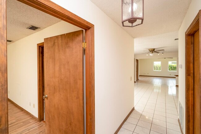 Building Photo - 328 Linden Rd