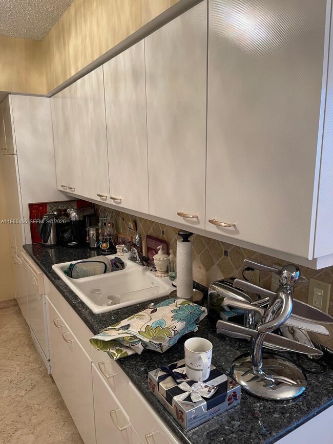 Building Photo - 16445 Collins Ave