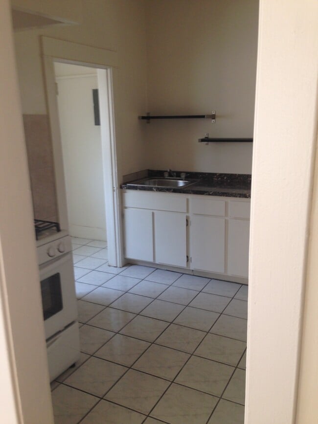 Gas stove - 1019 N Serrano Ave