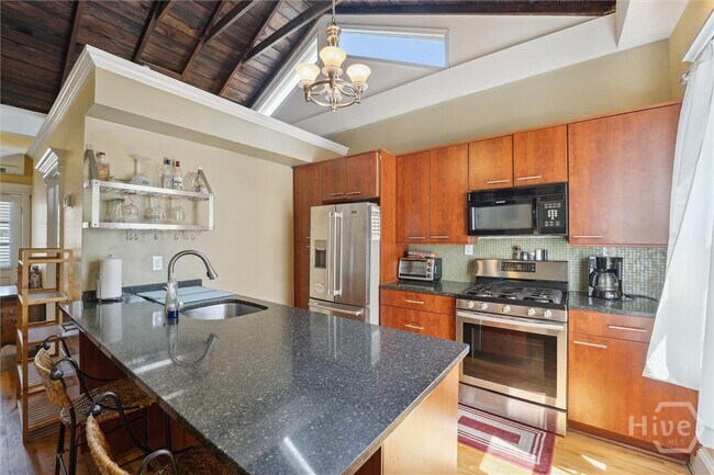 Building Photo - 526 E Charlton St