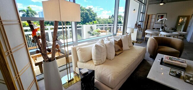 Building Photo - 365 SE 6th Ave