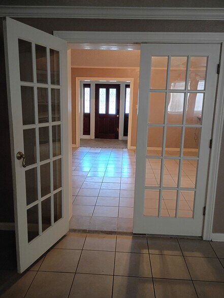 Building Photo - 518 Westshire Dr