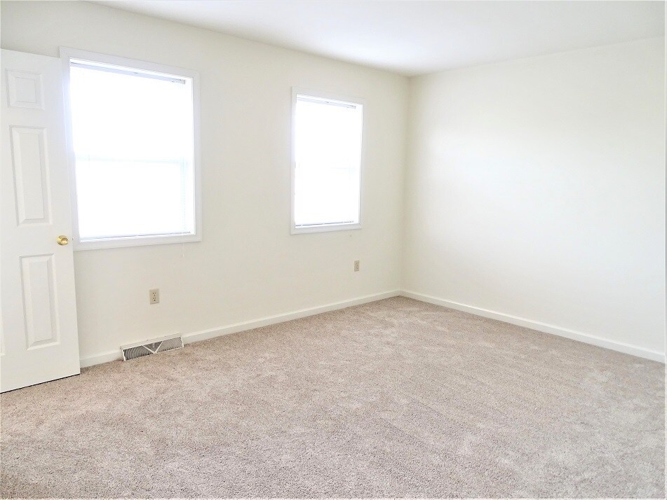 Building Photo - 1 Foxfield Ln