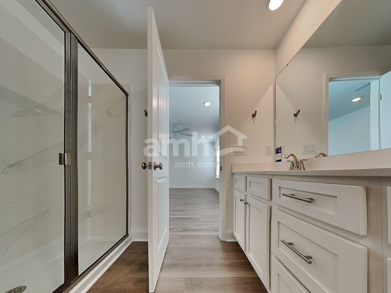 Building Photo - 551 Armstrong Curv