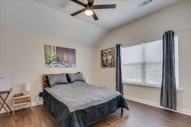 Building Photo - 4 bed, 2.5 bath home on corner lot with 2 car garage and fenced in back yard