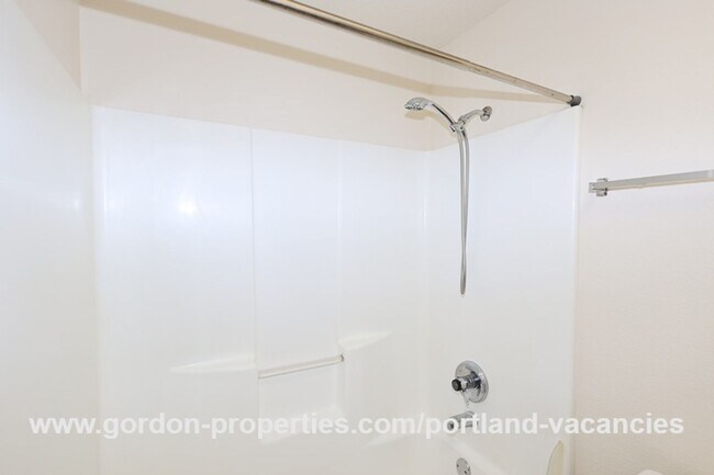 Building Photo - SE Schiller St - ranch style 3 bedroom home