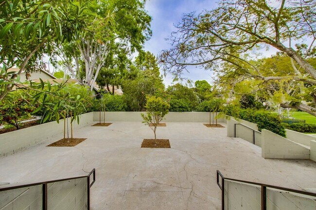 Building Photo - Large spacious 2 Bedroom in UTC