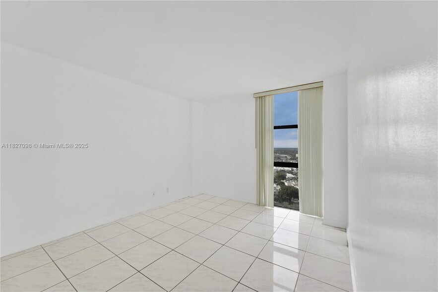 Building Photo - 20335 W Country Club Dr