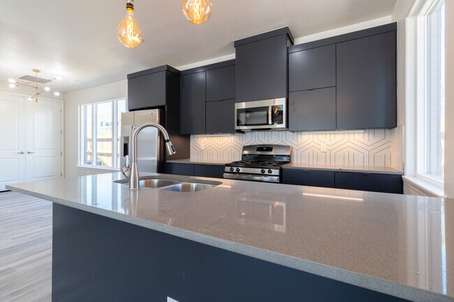 Two Story (3 bed/3.5 bath/1 car garage) - 406 38th St