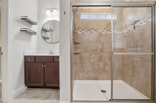 Building Photo - FIRST FLOOR MASTER BEDROOM-END UNIT-GREAT ...