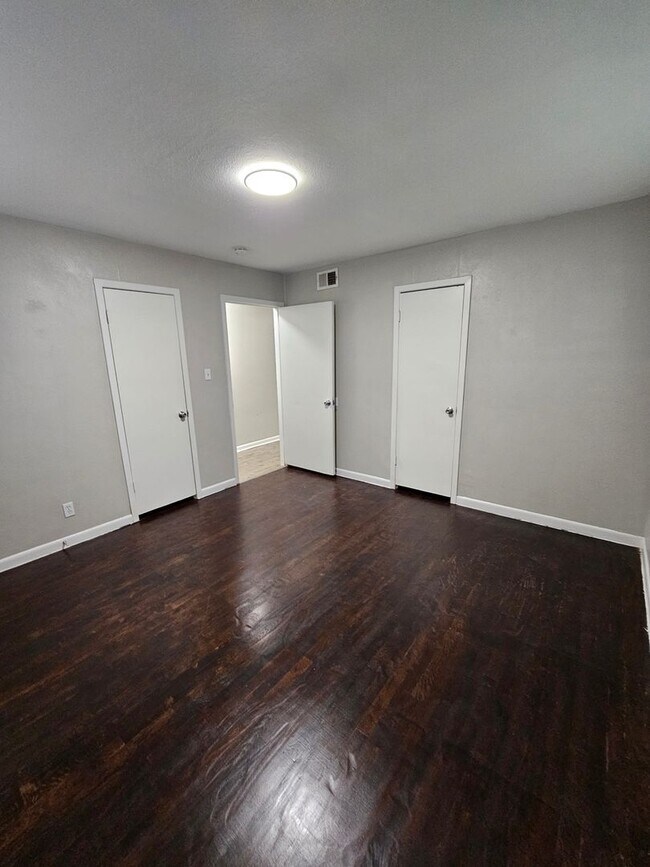 Building Photo - Spacious 2BR Duplex in Fort Worth