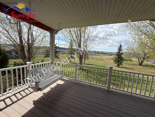 Building Photo - 3 Bed 2 Bath 2,756 sq ft on 2+ acres in Columbus