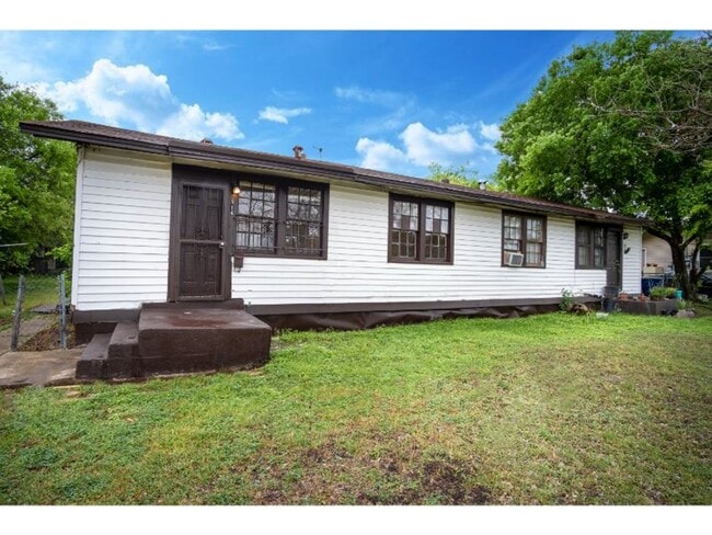 Building Photo - Cozy Renovated 2 BR Near Downtown