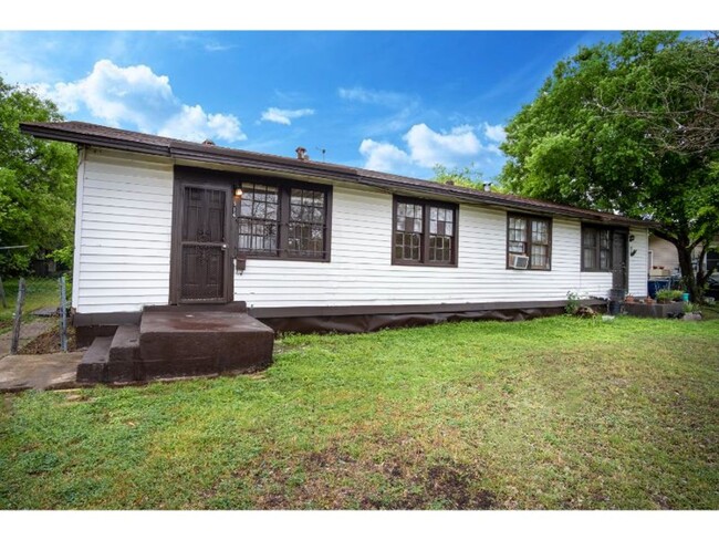 Primary Photo - Renovated Home Near Downtown