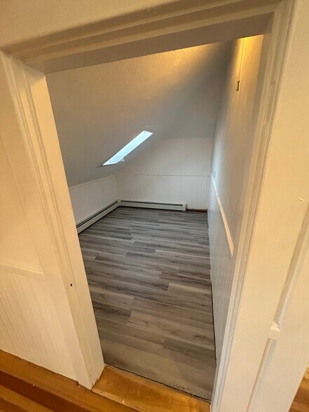 Building Photo - 710 River Ave