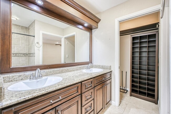 Building Photo - Beautiful House with 4 bed - 2 baths - office & covered big Jacuzzi