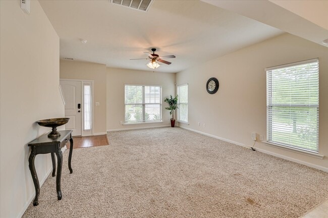 Building Photo - 880 Westlawn Dr