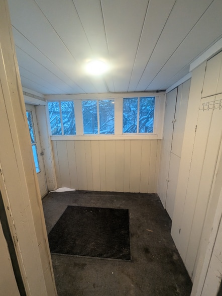 Building Photo - 604 Adams St NE