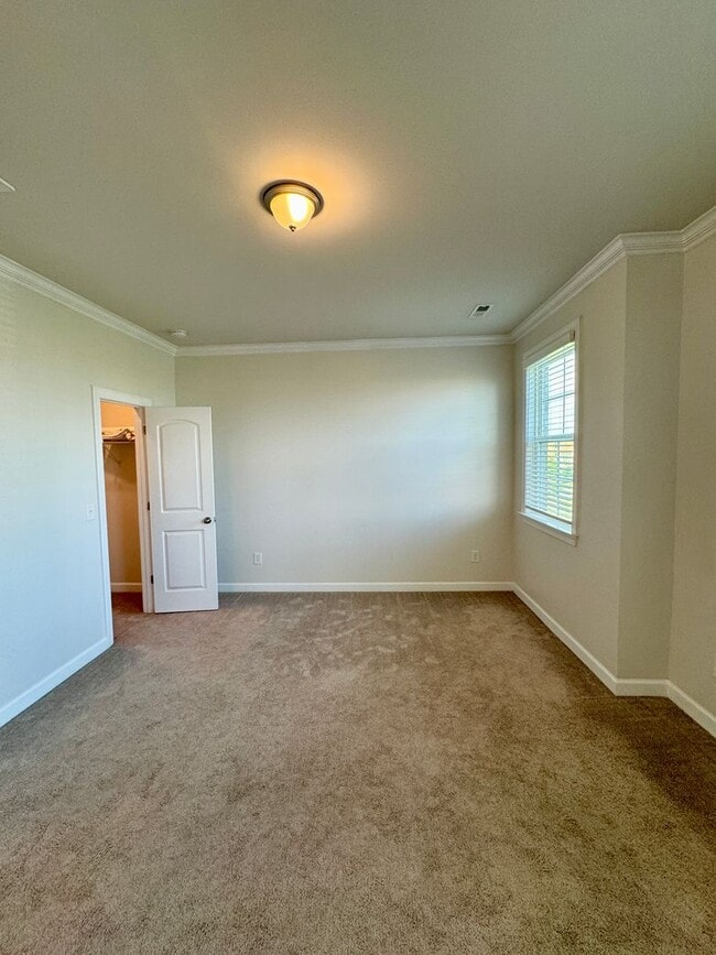 Building Photo - Beautiful 3BR/3.5BA Townhome in Rea Farms