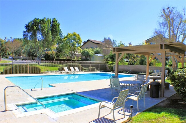 Building Photo - Stunning 3 bed, 2 bath Townhome for Rent.