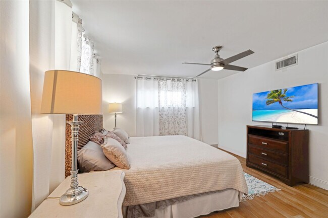 Building Photo - 361 S Hollybrook Dr