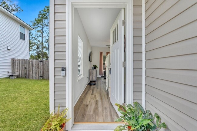 Building Photo - AVAILABLE NOVEMBER (PET FRIENDLY)