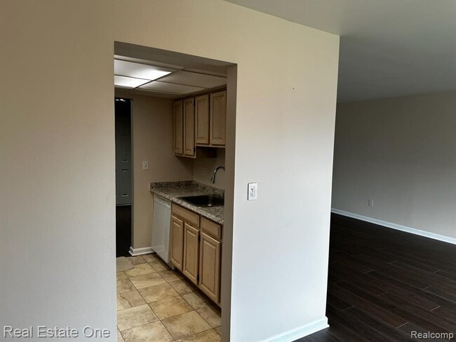 Building Photo - 780 E Fox Hills Dr