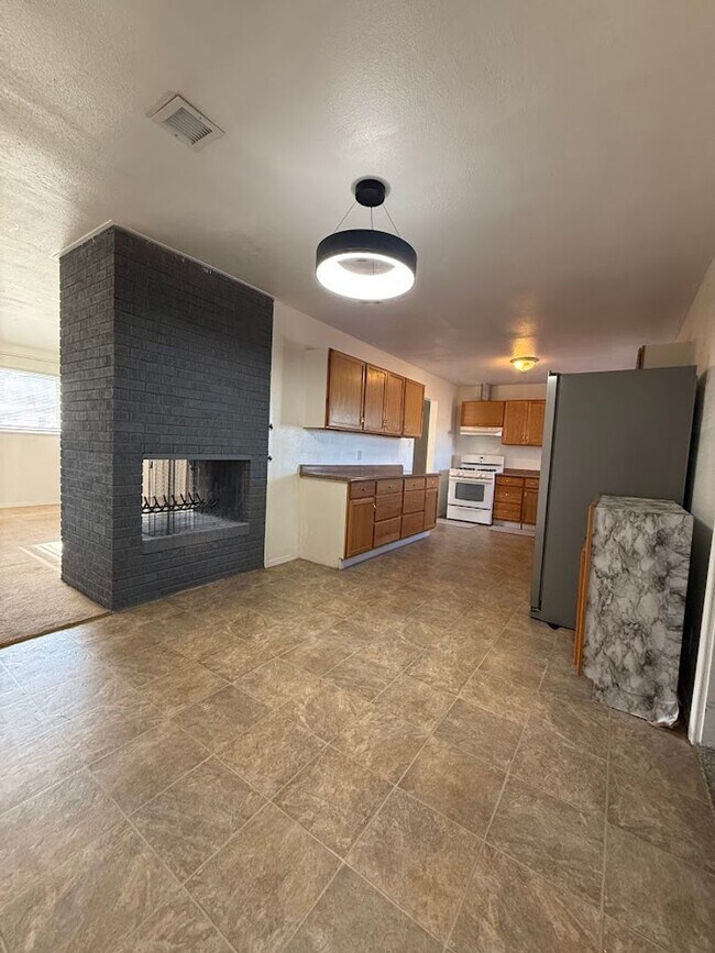 Building Photo - Well Maintained 3bd/2ba Home With Large Bonus Room