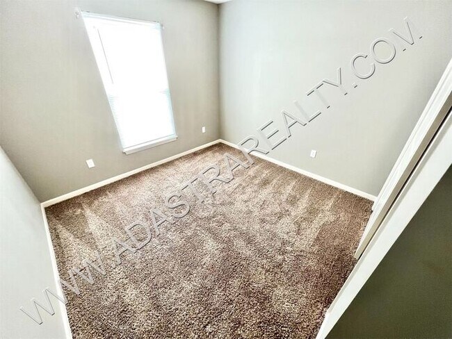 Building Photo - Beautiful and Spacious Olathe Townhome-Available in AUGUST!!!