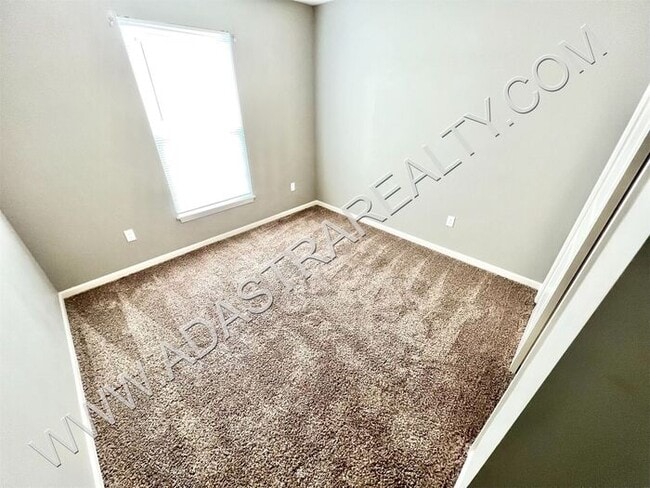 Building Photo - Beautiful Olathe Townhome-Available NOW!!!