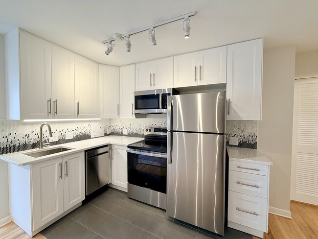 Building Photo - 526 W Roscoe St