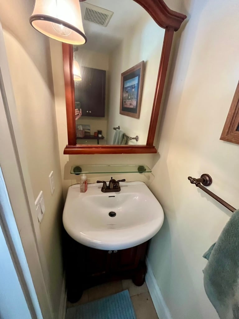 Half bath - 87 Park St