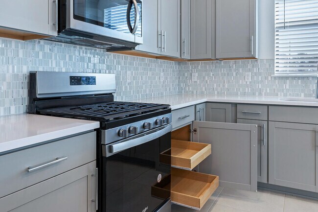 Building Photo - 758 SE Courances Dr