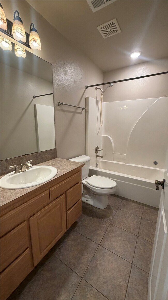 Building Photo - 77 Ingleborough Dr