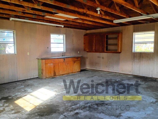 Building Photo - 3-Bed Home with Great Garage/Shop & Convenient Location