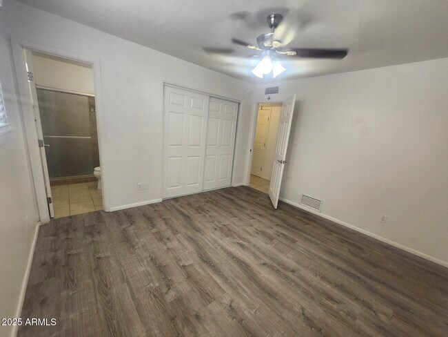 Building Photo - 6401 E Parkview Dr