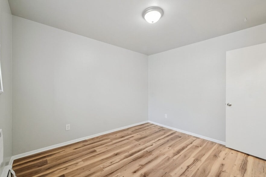 Building Photo - 319-321 E Brookside St