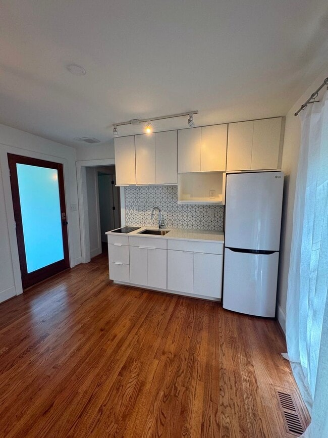 Building Photo - Gorgeous Studio Apartment in Downtown Raleigh